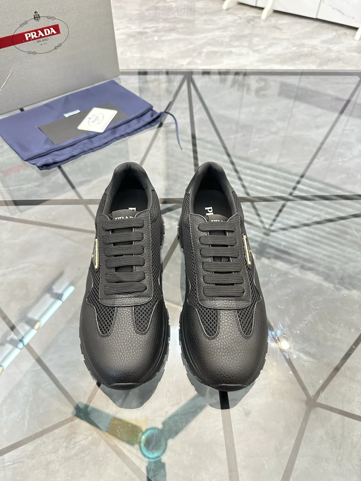 Men's shoes: 💰P600¥ High-end top quality Product trademark: Prada *"Prada*" low-top casual shoes Regular size: 38-45 (can be customized to 46) Product materials: imported first-layer cowhide stitching original material on the upper, water-dyed cowhide lining, cowhide foot pads, original outsole. No.: 001
